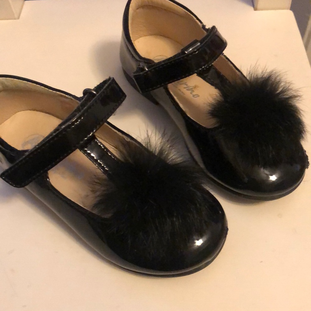 Naturino Black patent leather with fur poms